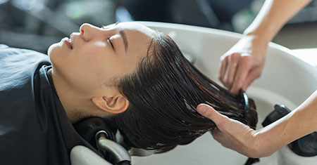 シャンプー台で髪をケアする様子